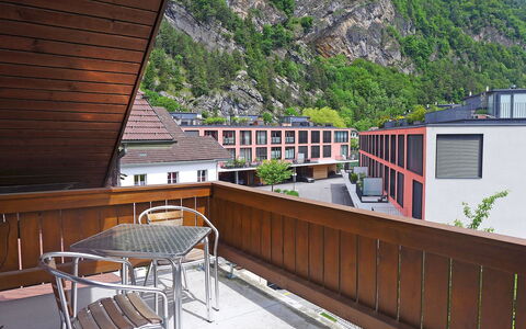 Altstadt Loft: Bâtiment, Propriété, Table, Plante, Fenêtre, Bois, Architecture, Montagne, Mobilier De Jardin, Loisir