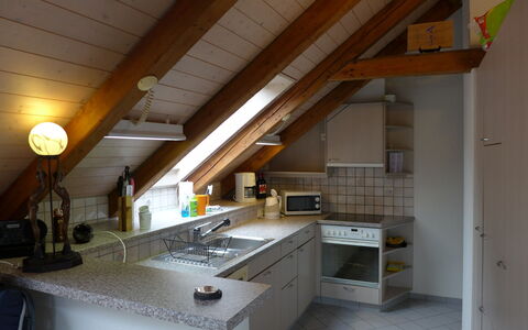 Altstadt Loft: Comptoir, Cabinetry, Propriété, Évier, Cuisine, Bâtiment, Fenêtre, Design Intérieur, Bois, Maison
