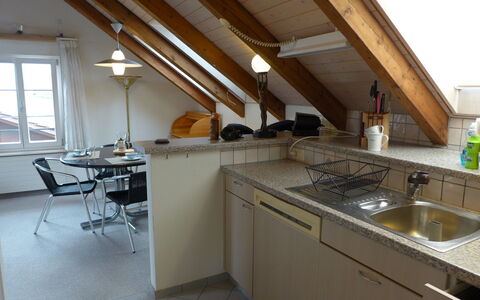Altstadt Loft: Evier, Cabinetry, Comptoir, Meubles, Évier, Fenêtre, Robinet, Bâtiment, Cuisinière, Luminaire Plomberie