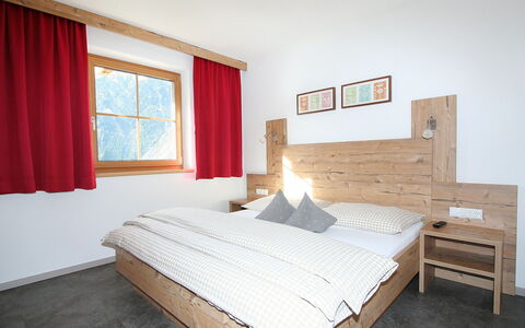 Längenfeld 380: Chambre, Lit, Meubles, Pièce, Propriété, Drap De Lit, Cadre De Lit, Matelas, Design Intérieur, Sol