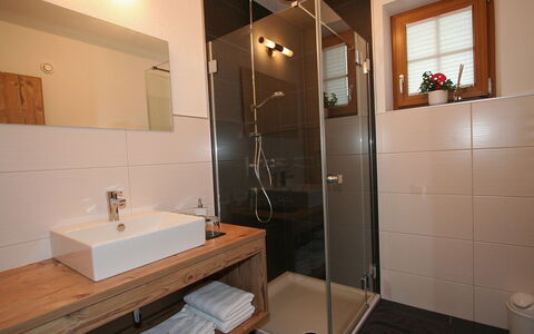Längenfeld 380: Salle De Bains, Pièce, Propriété, Luminaire Plomberie, Tuile, Design Intérieur, Bâtiment, Maison, Plafond, Sol