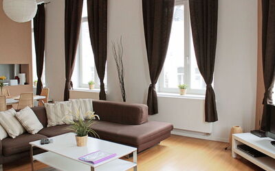 Grand Place 1290.3: Salon, Pièce, Design Intérieur, Rideau, Propriété, Meubles, Bâtiment, Plafond, Sol, Suite