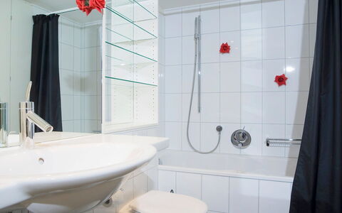 Wengen 11: Salle De Bains, Propriété, Pièce, Design Intérieur, Luminaire Plomberie, Robinet, Mur, Accessoire Salle De Bain, Tuile, Maison