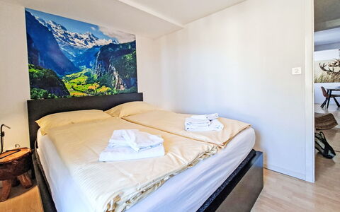 Wengen 12: Chambre, Lit, Oreiller, Literie, Drap De Lit, Cadre De Lit, Throw Pillow, Hôtel, Matelas
