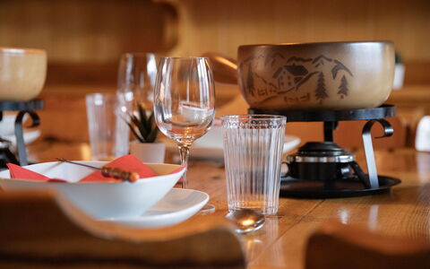 Chäs Gruebi Apt.s: Vaisselle, Serveware, Meubles, Table, Drinkware, Vaisselle, Aliments, Assiette, Porcelaine