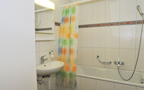 Wengen 22: Salle De Bains, Pièce, Propriété, Tuile, Mur, Design Intérieur, Luminaire Plomberie, Accessoire Salle De Bain, Immobilier, Maison