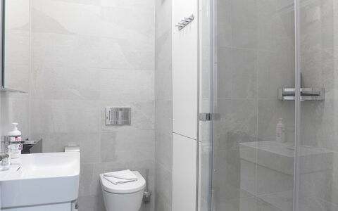 Haus Gertsch Apt.g: Salle De Bains, Bâtiment, Noir, Violet, Toilette, Porte, Siège De Toilette, Luminaire Plomberie, Sol