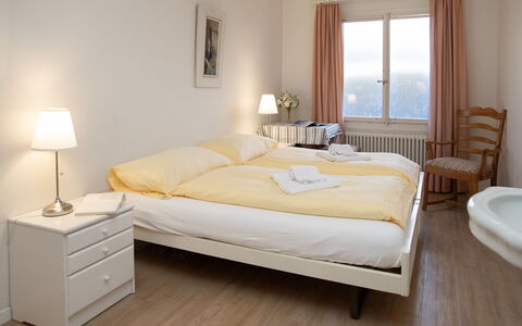 Wengen 24: Lit, Meubles, Literie, Chambre, Design Intérieur, Drap De Lit, Mur, Sol, Bois, Linge