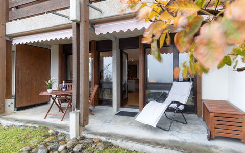Krokus Apt.t: Meubles, Propriété, Plante, Bâtiment, Design Intérieur, Chaise, Bois, Porte, Ombre, Mobilier De Jardin