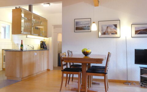 Melodie Apt.w: Pièce, Meubles, Propriété, Design Intérieur, Sol, Salle À Manger, Bâtiment, Jaune, Maison, Table