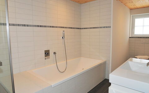Mittaghorn Apt.8: Salle De Bains, Propriété, Pièce, Tuile, Baignoire, Architecture, Sol, Mur, Immobilier, Design Intérieur