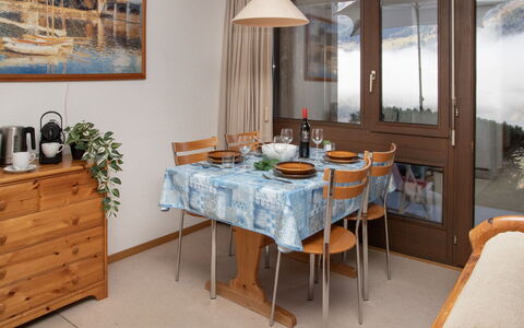 Primula Apt. B: Meubles, Design Intérieur, Sol, Bois, Sol, Chaise, Table, Plafond, Pièce, Salle À Manger