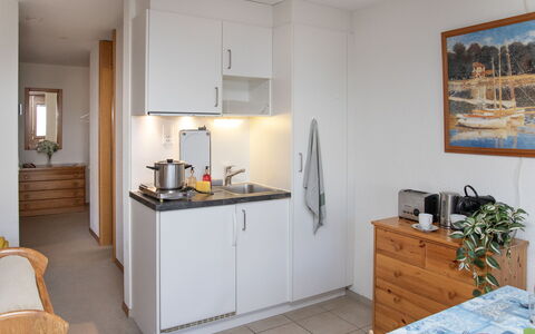 Primula Apt. B: Meubles, Design Intérieur, Bois, Sol, Cuisine, Sol, Évier, Comptoir, Pièce, Plafond