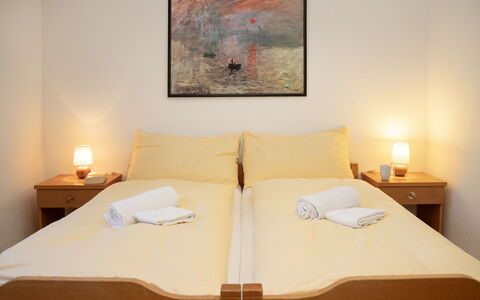 Primula Apt. B: Lit, Chambre, Literie, Drap De Lit, Meubles, Bois, Sol, Design Intérieur, Sol, Linge