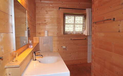 Alpina Apt. Ch: Pièce, Propriété, Bâtiment, Salle De Bains, Cabane En Rondins, Bois, Design Intérieur, Maison, Sol, Meubles