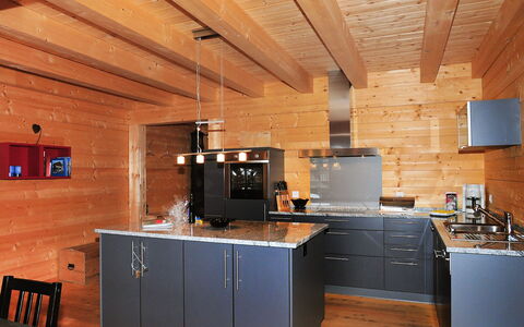 Alpina Apt. Ch: Pièce, Bâtiment, Comptoir, Propriété, Meubles, Cuisine, Grenier, Plafond, Cabinetry, Dur
