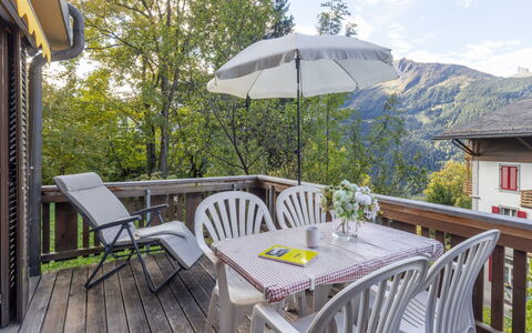 Schweizerhof Apt. S: Table, Meubles, Ciel, Bâtiment, Chaise, Nuage, Plante, Tableau De Plein Air, Mobilier De Jardin, Ombre