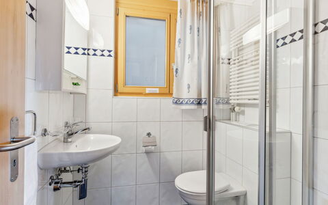 Wengen 42: Miroir, Évier, Robinet, Luminaire Plomberie, Propriété, Lavabo, Bâtiment, Salle De Bains, Violet