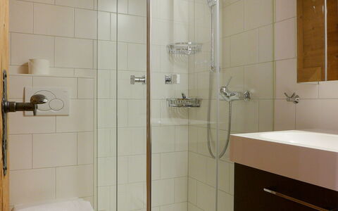 Sulegg Apt. i: Salle De Bains, Propriété, Tuile, Pièce, Douche, Robinet, Luminaire Plomberie, Panneau De Douche, Mur, Architecture