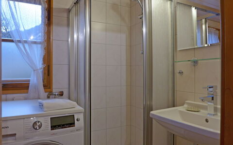 Zwärgli: Salle De Bains, Pièce, Propriété, Mur, Architecture, Immobilier, Luminaire Plomberie, Verre, Bâtiment, Tuile