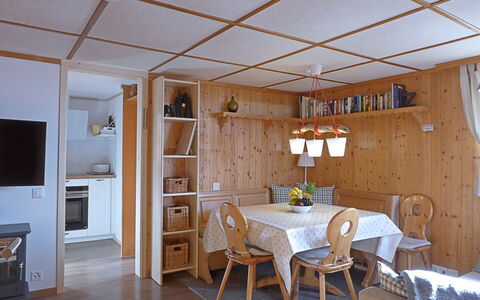 Zwärgli: Meubles, Propriété, Table, Cabinetry, Bois, Chaise, Plante D'Appartement, Design Intérieur, Bâtiment, Porte