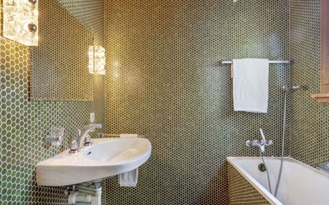 Arche: Miroir, Robinet, Luminaire Plomberie, Évier, Lavabo, Propriété, Salle De Bains, Éclairage, Design Intérieur, Plomberie