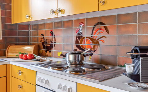 Arche: Comptoir, Propriété, Cabinetry, Cuisine, Appareil De Cuisine, Cuisinière, Orange, Cooktop, Gaz Poele, Robinet