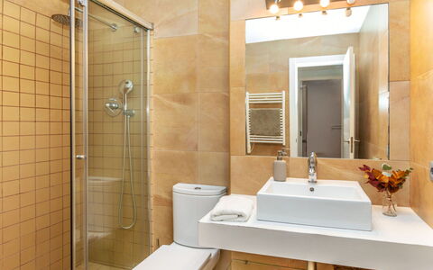Vila Olimpica Pamplona: Salle De Bains, Siège De Toilette, Design Intérieur, Luminaire Plomberie, Sol, Toilette, Évier, Sol, Mur, Lavabo