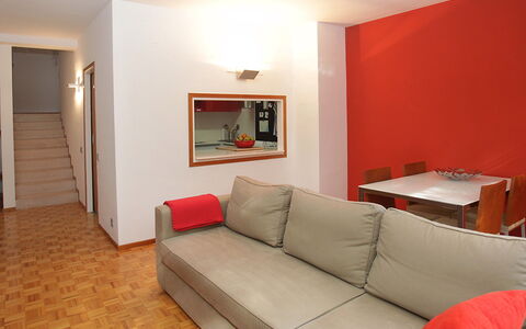 Vila Olimpica Pamplona: Pièce, Propriété, Meubles, Design Intérieur, Salon, Sol, Rouge, Bâtiment, Orange, Mur