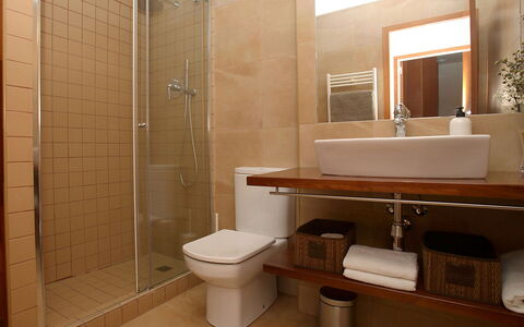 Vila Olimpica Pamplona: Salle De Bains, Propriété, Pièce, Design Intérieur, Tuile, Sol, Architecture, Luminaire Plomberie, Bâtiment, Immobilier