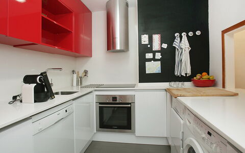 Vila Olimpica Pamplona: Pièce, Propriété, Meubles, Design Intérieur, Rouge, Cuisine, Cabinetry, Maison, Bâtiment, Comptoir