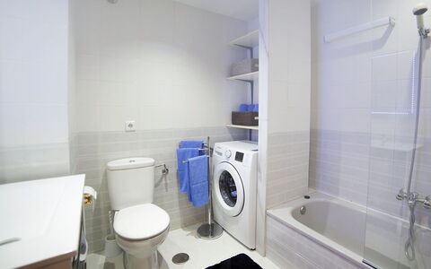 Calpe Calp 898: Salle De Bains, Propriété, Pièce, Maison, Architecture, Design Intérieur, Bâtiment, Luminaire Plomberie, Baignoire, Sol