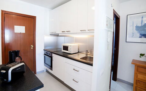 Calpe Calp 898: Pièce, Propriété, Meubles, Bâtiment, Design Intérieur, Maison, Sol, Cuisine, Cabinetry, Appartement