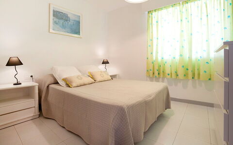 Calpe Calp 898: Chambre, Pièce, Meubles, Lit, Propriété, Drap De Lit, Design Intérieur, Literie, Cadre De Lit, Mur
