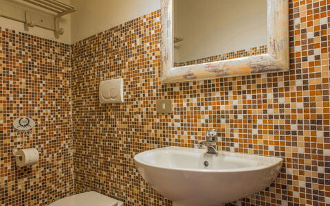 Casa delle Fiabe: Salle De Bains, Propriété, Pièce, Mur, Tuile, Design Intérieur, Robinet, Immobilier, Sol, Luminaire Plomberie