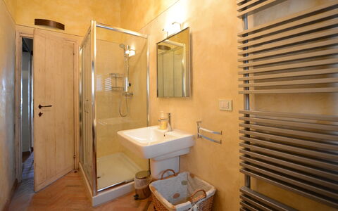 Villa Agazzi: Salle De Bains, Pièce, Propriété, Bâtiment, Design Intérieur, Luminaire Plomberie, Architecture, Sol, Meubles, Immobilier