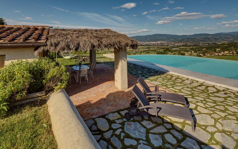 Villa Agazzi: Propriété, Paysage Naturel, Immobilier, Ciel, Biens, Maison, Bleu Azur, Piscine, Domicile, Bâtiment