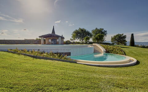 Villa Agazzi: Propriété, Ciel, Architecture, Paysage Naturel, Maison, Herbe, Piscine, Biens, Bâtiment, Immobilier