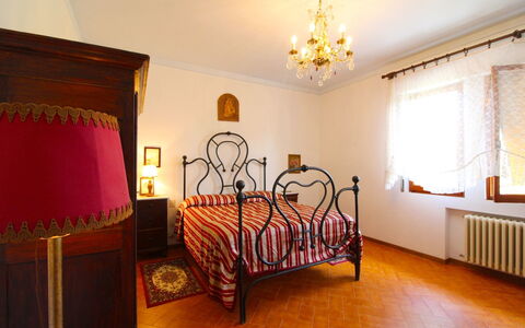 Villa Quattro Mori: Pièce, Meubles, Lit, Propriété, Chambre, Design Intérieur, Sol, Drap De Lit, Bâtiment, Cadre De Lit