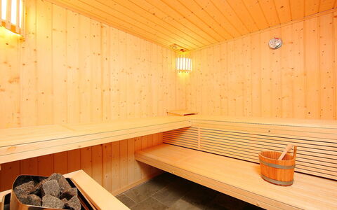 Chalet Jadi: Sauna, Pièce, Orange, Propriété, Design Intérieur, Architecture, Bâtiment, Meubles, Plafond, Bois