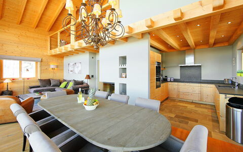 Chalet Jadi: Propriété, Pièce, Plafond, Bâtiment, Design Intérieur, Comptoir, Meubles, Salle À Manger, Maison, Immobilier