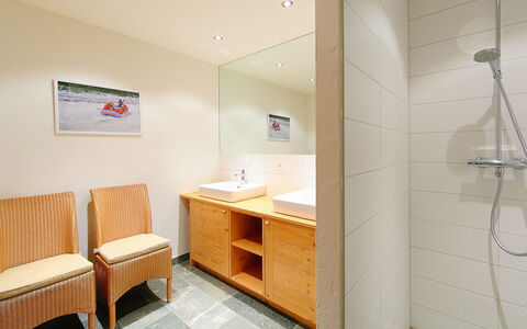 Chalet Jadi: Pièce, Salle De Bains, Propriété, Design Intérieur, Bâtiment, Sol, Meubles, Tuile, Immobilier, Architecture