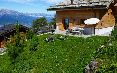 Chalet Jadi: Ciel, Nuage, Plante, Propriété, Bâtiment, Montagne, Fenêtre, Paysage Naturel, Maison, Lot Terre