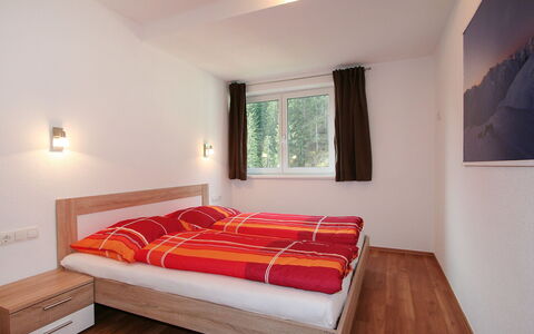 Collina: Chambre, Meubles, Lit, Pièce, Propriété, Design Intérieur, Sol, Drap De Lit, Rouge, Parquet