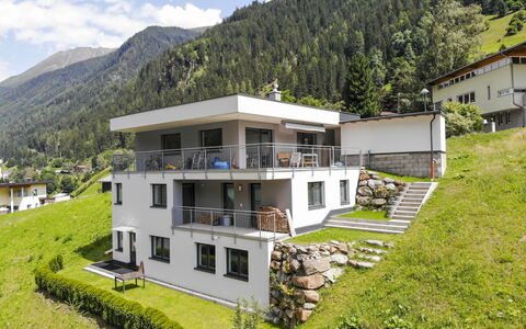 Collina: Plante, Bâtiment, Montagne, Ciel, Propriété, Nuage, Fenêtre, Arbre, Lot Terre, Maison