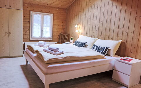Central: Lit, Chambre, Design Intérieur, Meubles, Literie, Drap De Lit, Sol, Sol, Bois, Pièce