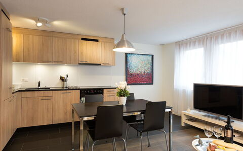 Bergfrieden Apt. 2: Pièce, Meubles, Design Intérieur, Sol, Propriété, Bâtiment, Salle À Manger, Maison, Table, Plafond