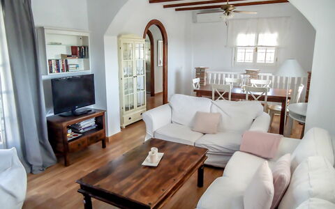 Pendle Heights: Table, Meubles, Canapé, Propriété, Cadre, Bois, Salon, Fenêtre, Design Intérieur, Confort