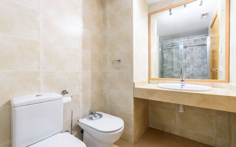 Nou Salou: Sol, Sol, Luminaire Plomberie, Design Intérieur, Siège De Toilette, Toilette, Tuile, Salle De Bains, Évier, Plomberie