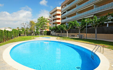 Nou Salou: L'Eau, Ciel, Bâtiment, Jour, Plante, Propriété, Nuage, Bleu Azur, Bleu, Piscine
